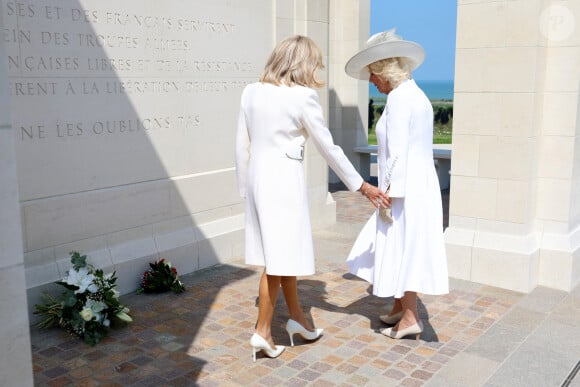 La Première Dame française Brigitte Macron et Camilla Parker Bowles, reine consort d'Angleterre lors de la cérémonie franco-britannique au mémorial britannique de Ver-sur-mer, France, le 6 juin 2024, lors du 80ème anniversaire du débarquement. © Ludovic Marin/Pool/MirrorPix/Bestimage 