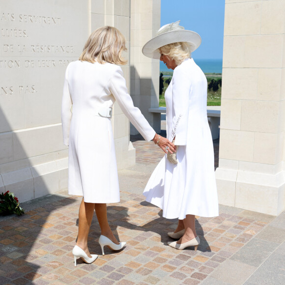 La Première Dame française Brigitte Macron et Camilla Parker Bowles, reine consort d'Angleterre lors de la cérémonie franco-britannique au mémorial britannique de Ver-sur-mer, France, le 6 juin 2024, lors du 80ème anniversaire du débarquement. © Ludovic Marin/Pool/MirrorPix/Bestimage 