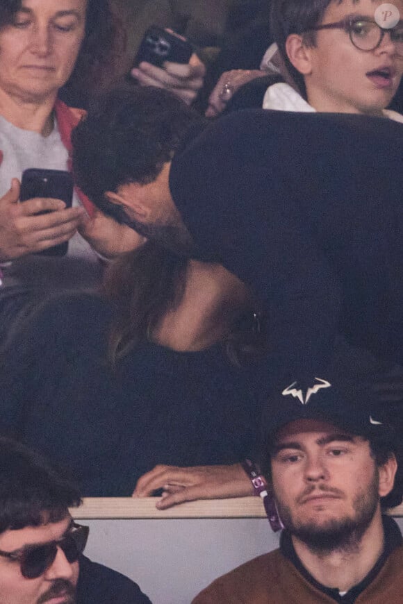 Aurelie Casse et son compagnon dans les tribunes des Internationaux de France de tennis de Roland Garros 2024 à Paris, France, le 1er juin 2024. © Jacovides-Moreau/Bestimage 