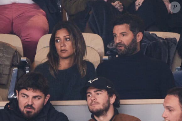 Aurelie Casse et son compagnon dans les tribunes des Internationaux de France de tennis de Roland Garros 2024 à Paris, France, le 1er juin 2024. © Jacovides-Moreau/Bestimage 