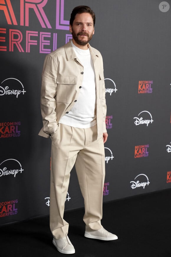 L'acteur Daniel Brühl a été choisi pour interpréter Karl Lagerfeld dans son biopic éponyme.
L'acteur Daniel Bruhl assiste au photocall "Becoming Karl Lagerfeld" à Madrid, le 4 juin 2024.