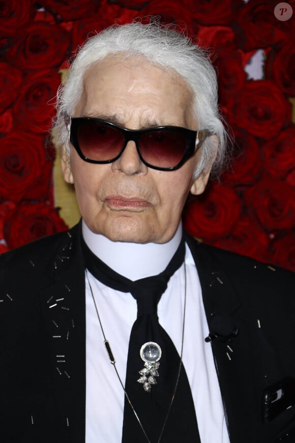 La série ''Becoming Karl Lagerfeld'' revient sur l'histoire d'amour qu'a connue le Kaiser avec Jacques de Bascher.
Karl Lagerfeld à la soirée WWD Honors à New York, le 24 octobre 2017. Starmax/Bestimage