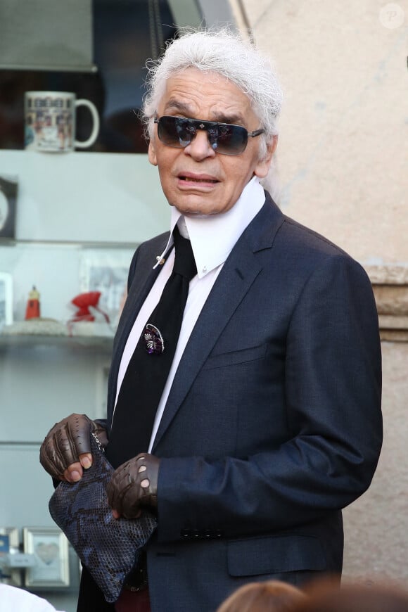 Malheureusement, Jacques de Bascher, décédé prématurément en 1989, l'a trompé avec son pire ennemi...
Baptiste Giabiconi et Karl Lagerfeld profitent d'une journée de shopping à Saint Tropez, le 4 août 2015. ABACAPRESS.COM