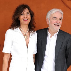 Pascal Praud s'éclate loin des tournages
Catherine Bancarel et son mari Pascal Praud - Célébrités dans les tribunes des Internationaux de France de tennis de Roland Garros à Paris. © Jacovides-Moreau/Bestimage 