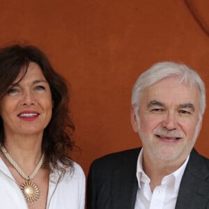 Le présentateur de CNews s'est rendu à Roland-Garros
Catherine Bancarel et son mari Pascal Praud - Célébrités dans les tribunes des Internationaux de France de tennis de Roland Garros 2024 à Paris le 8 juin 2024. © Jacovides-Moreau/Bestimage 