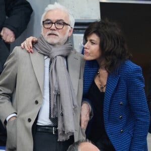 Pascal Praud et sa compagne Catherine dans les tribunes du match de football de la Coupe de France "Nantes vs Toulouse" au Stade de France à Paris. Le 29 avril 2023 © Cyril Moreau / Bestimage  