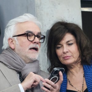 Pascal Praud et sa compagne Catherine dans les tribunes du match de football de la Coupe de France "Nantes vs Toulouse" au Stade de France à Paris. Le 29 avril 2023 © Cyril Moreau / Bestimage  