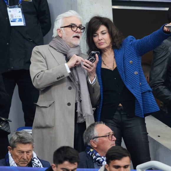 Pascal Praud et sa compagne Catherine dans les tribunes du match de football de la Coupe de France "Nantes vs Toulouse" au Stade de France à Paris. Le 29 avril 2023 © Cyril Moreau / Bestimage  