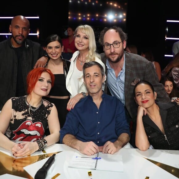 Lucie Bernardoni, Malika Benjelloun, Cécile Chaduteau, Adeline Toniutti, Marlène Schaff, Pierre de Brauer, Coach Joe et Michaël Goldman lors d'un prime de la "Star Academy"