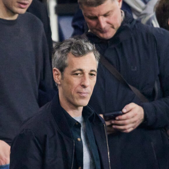 Et le discret Michael Goldman est même monté sur scène avec les autres ! 
Michael Goldman - Célébrités dans les tribunes lors du quart de finale aller de Ligue des champions: Le PSG s'est incliné à domicile face au FC Barcelone (2-3) au Parc des Princes à Paris le 10 avril 2024. © Cyril Moreau/Bestimage