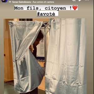Ses abonnés ont alors pu constater qu'il était devenu un grand garçon, aux cheveux longs, bouclés et noirs comme sa maman.
Apolline de Malherbe fière de son fils Alexandre qui a voté aux élections européennes. Instagram