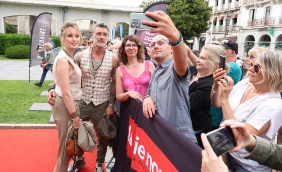 Exclusif - Catherine Davydzenka et son compagnon Stéphane Blancafort - Arrivées au photocall de la 3ème édition du Festival du Cinéma Français et de la Gastronomie d'Aix-les-Bains. Le 8 juin 2024 © Denis Guignebourg / Bestimage 