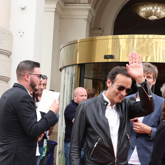 Exclusif - Anthony Delon et Mathilde Seigner - Arrivées au photocall de la 3ème édition du Festival du Cinéma Français et de la Gastronomie d'Aix-les-Bains. Le 8 juin 2024 © Denis Guignebourg / Bestimage 