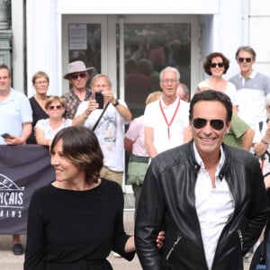 Marrainée par la grande actrice Mathilde Seigner qui est aussi son ex-compagne
Exclusif - Mathilde Seigner, Anthony Delon - Arrivées au photocall de la 3ème édition du Festival du Cinéma Français et de la Gastronomie d'Aix-les-Bains. Le 8 juin 2024 © Denis Guignebourg / Bestimage 