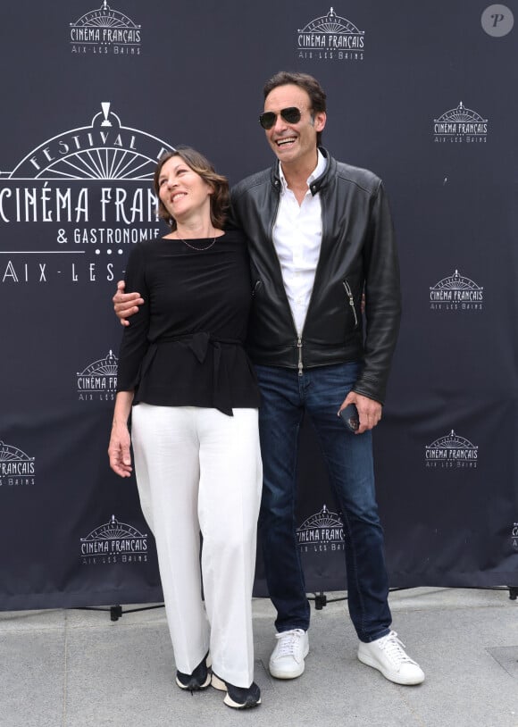 Les deux acteurs n'ont pas pu cacher leur complicité 
Exclusif - Mathilde Seigner, Anthony Delon - Photocall de la 3ème édition du Festival du Cinéma Français et de la Gastronomie d'Aix-les-Bains. Le 8 juin 2024 © Denis Guignebourg / Bestimage 