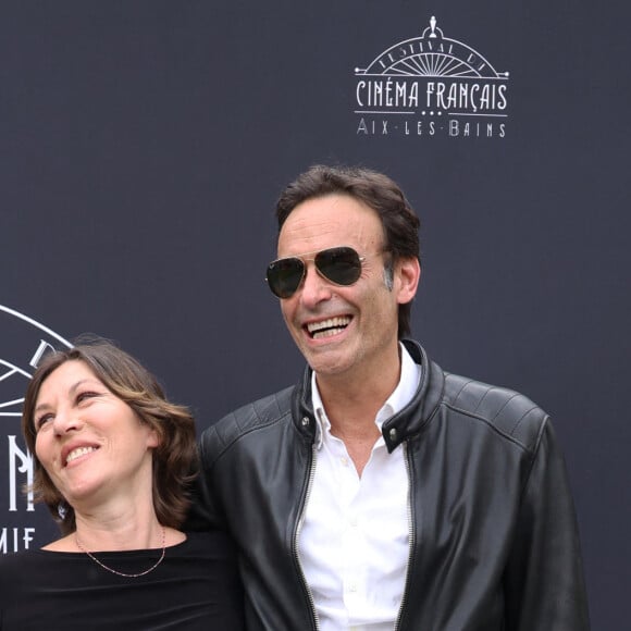 Les deux acteurs n'ont pas pu cacher leur complicité 
Exclusif - Mathilde Seigner, Anthony Delon - Photocall de la 3ème édition du Festival du Cinéma Français et de la Gastronomie d'Aix-les-Bains. Le 8 juin 2024 © Denis Guignebourg / Bestimage 