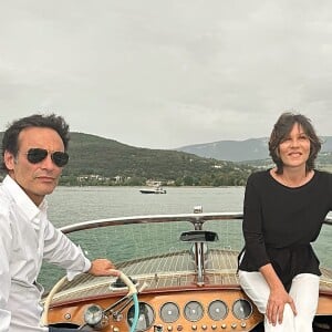 Si leur amour a pris l'eau, force est de constater que leur amitié, elle, a su garder le cap.
Anthony Delon et Mathilde Seigner sur le lac du Bourget à Aix-les-Bains