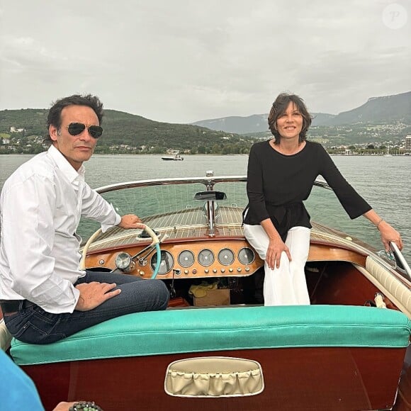 Si leur amour a pris l'eau, force est de constater que leur amitié, elle, a su garder le cap.
Anthony Delon et Mathilde Seigner sur le lac du Bourget à Aix-les-Bains