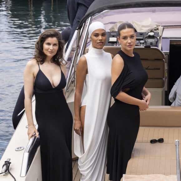 Ils étaient accompagnés de différentes autres célébrités dont Tina Kunakey et Laetitia Casta. 
Laetitia Casta, Tina Kunakey, Adèle Exarchopoulos et François Civil - Arrivées au défilé de mode Jacquemus Cruise "La Casa" à la Casa Malaparte à Capri, Italie, le 10 juin 2024. © Borde-Da Silva/Bestimage 