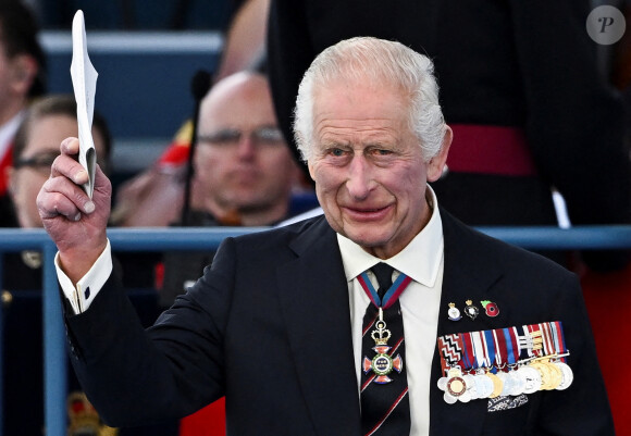 e roi n'a pour l'heure pas réagi. 
Le roi Charles III d'Angleterre - La famille royale d'Angleterre lors des commémorations du 80ème anniversaire du débarquement (D-Day) à Portsmouth. Le 5 juin 2024 © Dylan Martinez / Pool / Bestimage 