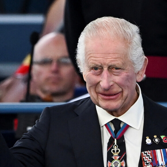 e roi n'a pour l'heure pas réagi. 
Le roi Charles III d'Angleterre - La famille royale d'Angleterre lors des commémorations du 80ème anniversaire du débarquement (D-Day) à Portsmouth. Le 5 juin 2024 © Dylan Martinez / Pool / Bestimage 