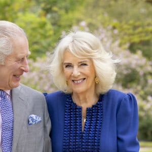 Photo officielle du roi Charles III et de la reine consort Camilla d'Angleterre, prise par la photographe Millie Pilkington dans les jardins du palais de Buckingham à Londres, le lendemain de leur 19ème anniversaire de mariage. Cette photo célèbre également la première année de leur couronnement. Le 10 avril 2024 