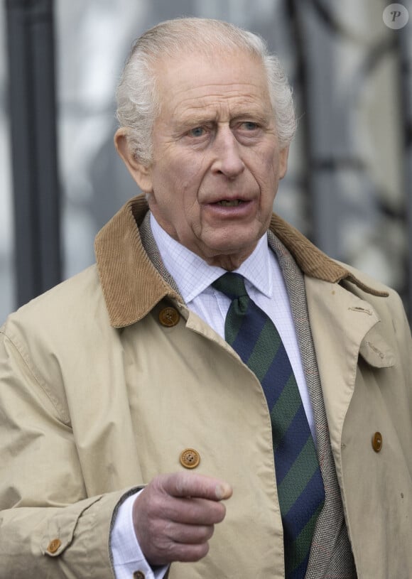 Des élévages pourtant certifiés par la Royal Society for the Prevention of Cruelty to Animals, organisme tenu par la famille royale et donc par le roi Charles
Le roi Charles III d'Angleterre, et Z.Phillips (Z.Tindall), assistent au concours hippique Royal Windsor Horse Show à Windsor, le 3 mai 2024. Trois mois auparavant, le souverain, atteint d'un cancer, avait suspendu ses activités officielles sur avis des médecins. Le roi Charles III poursuit son traitement et reprend ses engagements de façon progressive depuis le 30 avril 2024. 