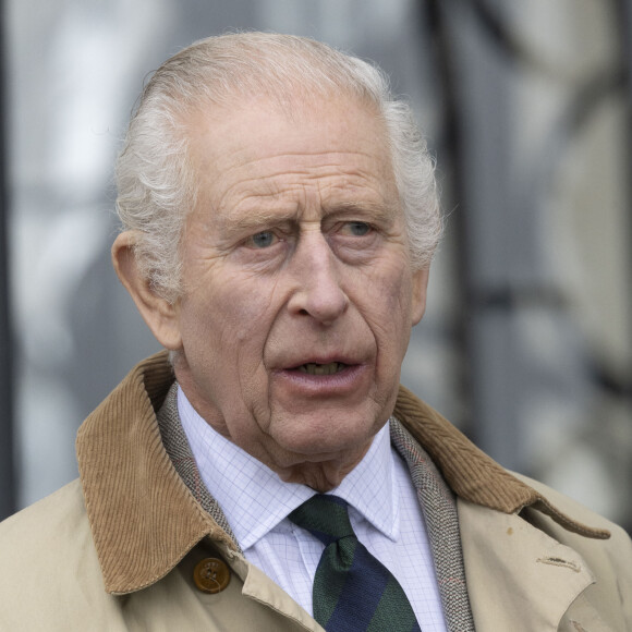 Des élévages pourtant certifiés par la Royal Society for the Prevention of Cruelty to Animals, organisme tenu par la famille royale et donc par le roi Charles
Le roi Charles III d'Angleterre, et Z.Phillips (Z.Tindall), assistent au concours hippique Royal Windsor Horse Show à Windsor, le 3 mai 2024. Trois mois auparavant, le souverain, atteint d'un cancer, avait suspendu ses activités officielles sur avis des médecins. Le roi Charles III poursuit son traitement et reprend ses engagements de façon progressive depuis le 30 avril 2024. 