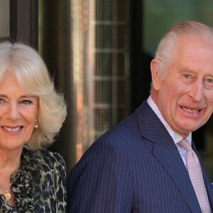 Le roi Charles III d'Angleterre et la reine consort Camilla visitent le University College Hospital Macmillan Cancer Centre à Londres le 30 avril 2024. 