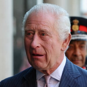 Le roi Charles III a vu son portrait officiel vandalisé
Le roi Charles III d'Angleterre à son arrivée et sortie du "University College Hospital Macmillan Cancer Centre" à Londres. 