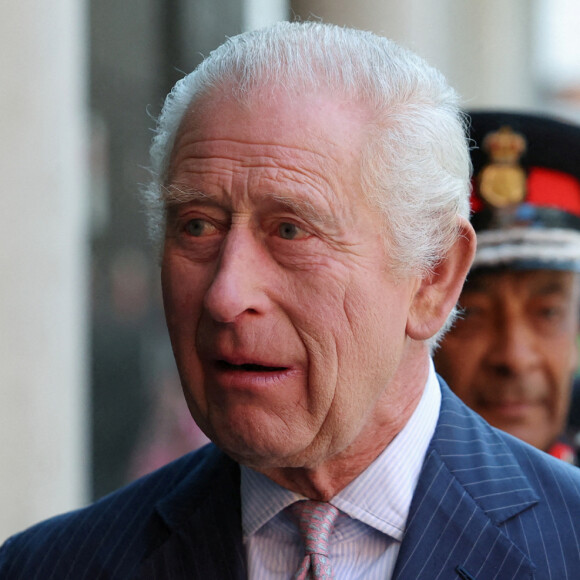 Le roi Charles III a vu son portrait officiel vandalisé
Le roi Charles III d'Angleterre à son arrivée et sortie du "University College Hospital Macmillan Cancer Centre" à Londres. 