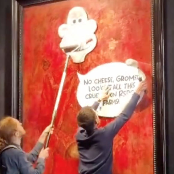 L'action, menée par deux militants de l'association Animal Rising luttant pour les droits des animaux, avait pour but de dénoncer les cruautés infligés aux animaux dans des élevages
Le portrait de Charles III a été vandalisé à la gallerie Philip Mould à Londres, le 11 juin 2024.