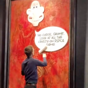 La tête du héros Wallace de Wallace et Gromit a été collée sur le visage de Charles III
Le portrait de Charles III a été vandalisé à la gallerie Philip Mould à Londres, le 11 juin 2024.