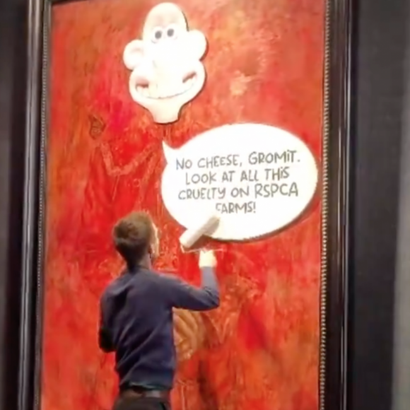 La tête du héros Wallace de Wallace et Gromit a été collée sur le visage de Charles III
Le portrait de Charles III a été vandalisé à la gallerie Philip Mould à Londres, le 11 juin 2024.