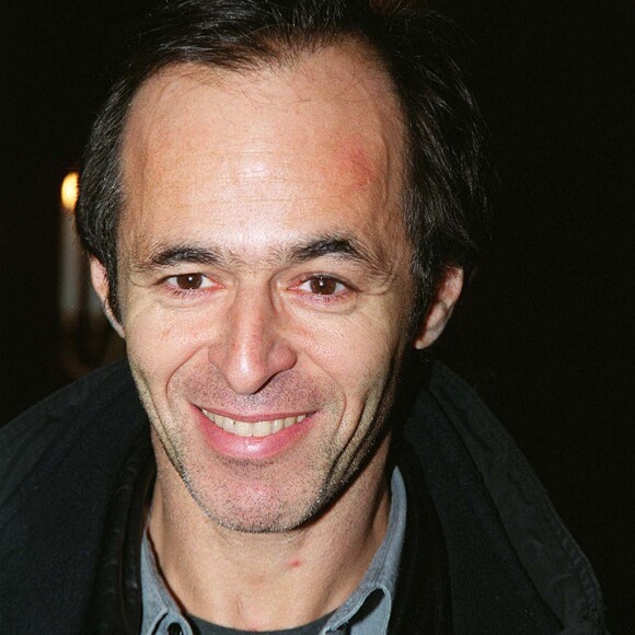 Eh bien... pas vraiment : il y possède un hôtel particulier, situé dans le 6e arrondissement (hôtel de Luzy, construit à la fin du 17e siècle).
Jean-Jacques Goldman - Anniversaire au Fouquet's à Paris.