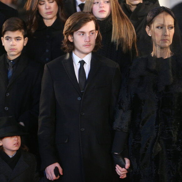 Céline Dion a dit à ses fils : "Je ne vais pas mourir. C'est quelque chose avec lequel je vais apprendre à vivre." 
Céline Dion et son fils René-Charles Angélil, obsèques de René Angélil en la Basilique Notre-Dame de Montréal, le 22 janvier 2016.© Morgan Dessales/Bestimage