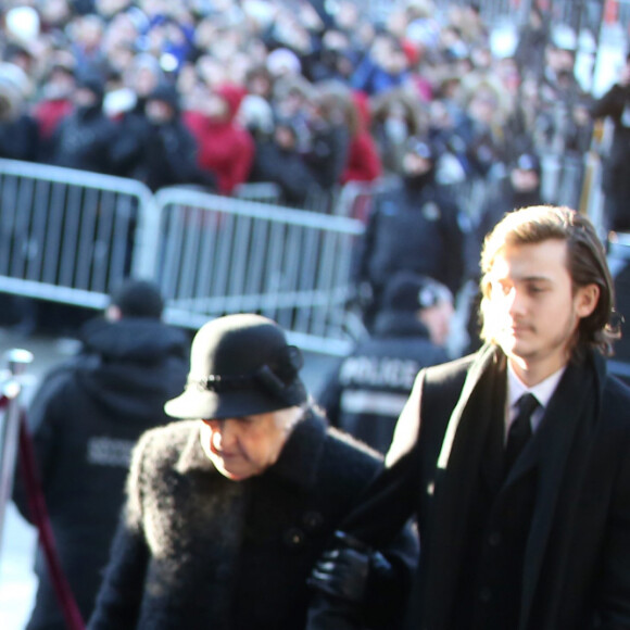 Ce choix, elle l'a fait pour elle, mais aussi pour ses trois fils.
Céline Dion et son fils René-Charles Angélil, obsèques de René Angélil en la Basilique Notre-Dame de Montréal, le 22 janvier 2016. © Dominique Jacovides/Bestimage