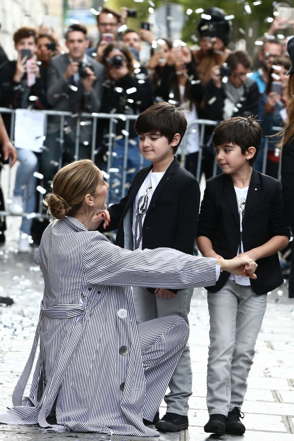 Céline Dion quitte l'hôtel Royal Monceau avec ses enfants et prend un jet privé au Bourget le 10 août 2017.