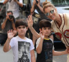 La diva a décidé de se battre contre la maladie, et de poursuivre sa carrière.
Céline Dion avec ses jumeaux Eddy et Nelson, à Paris le 17 juillet 2017.