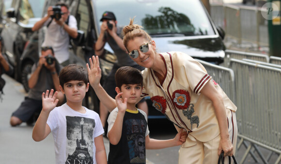 La diva a décidé de se battre contre la maladie, et de poursuivre sa carrière.
Céline Dion avec ses jumeaux Eddy et Nelson, à Paris le 17 juillet 2017.