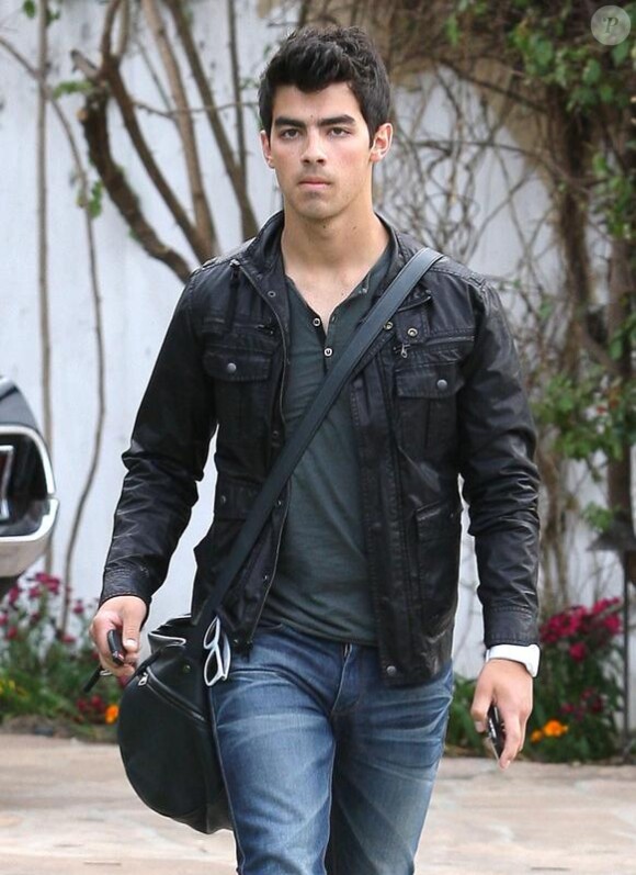 Joe Jonas se rend chez son frère Nick, à Los Angeles, dans l'après-midi du dimanche 21 mars.