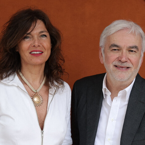 Pascal Praud est amoureux
Catherine Bancarel et son compagnon Pascal Praud - Célébrités au village des Internationaux de France de tennis de Roland Garros à Paris. © Jacovides-Moreau/Bestimage 