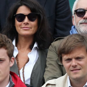 Pascal Praud et sa compagne Catherine - Les célébrités dans les tribunes lors des internationaux de France de Roland-Garros à Paris, le 2 juin 2017. © Dominique Jacovides-Cyril Moreau/Bestimage 