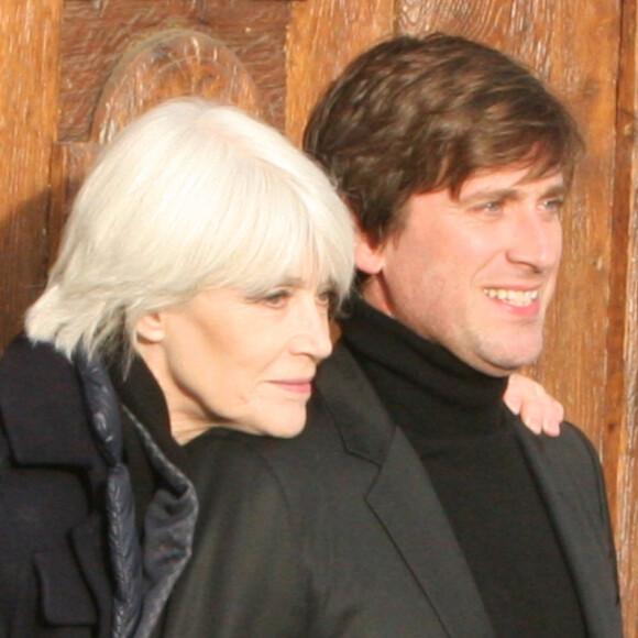 Une icône de la musique vient de tirer son ultime révérance...
Exclusif - Françoise Hardy et son fils Thomas Dutronc se baladent le long des quais de l'Île Saint-Louis à Paris, France.