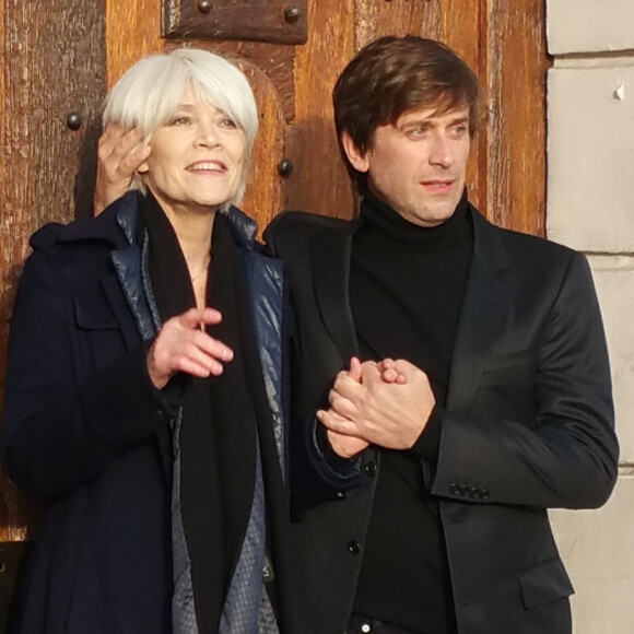 Exclusif - Françoise Hardy et son fils Thomas Dutronc se baladent le long des quais de l'Île Saint-Louis à Paris, France, le 2 novembre 2016.