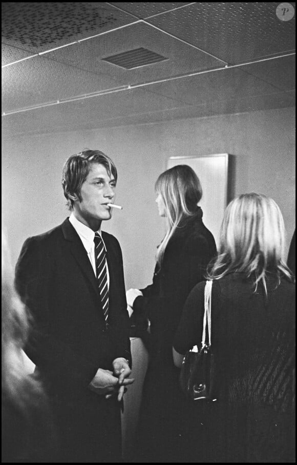 ARCHIVES - Jacques Dutronc et Françoise Hardy dans les coulisses de l'émission "Le Palmarès des chansons" en 1967.