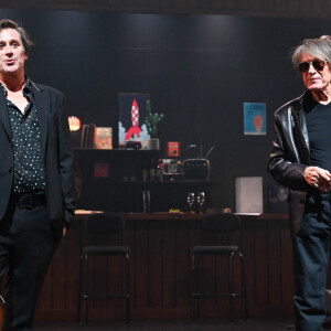 Jacques Dutronc et Thomas Dutronc en showcase de leur tournée "Dutronc & Dutronc" au Centre Evénementiel de Courbevoie le 11 avril 2022 © Coadic Guirec/Bestimage