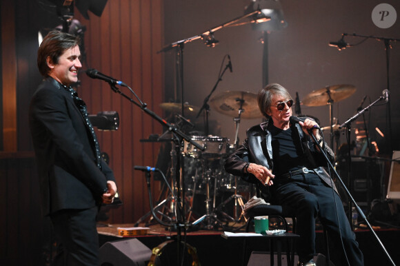 Jacques Dutronc et Thomas Dutronc en showcase de leur tournée "Dutronc & Dutronc" au Centre Evénementiel de Courbevoie le 11 avril 2022.© Coadic Guirec/Bestimage