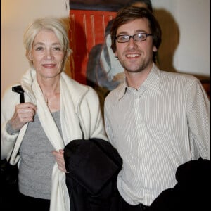 Naturellement en France et à l'international, Françoise Hardy a eu droit à une pluie d'hommages !
Françoise Hardy et son fils Thomas Dutronc - Henri Salvador tire sa révérence et fait ses adieux à la scène lors d'un concert au Palais des congrès de Paris. 