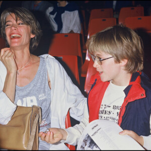 Visiblement, l'artiste de 50 ans "a décidé à la dernière minute de rajouter une chanson, Que tu m'enterres", a confié Didier Varrod, ami de son clan, sur le plateau de C à vous ce 12 juin.
Archives - Françoise Hardy et son fils Thomas Dutronc au Zenith en 1984. 